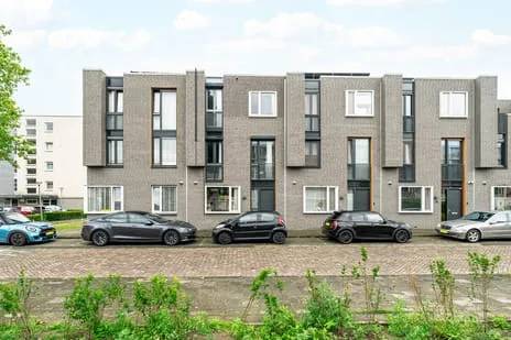 Terraced house for sale: Samuel Esmeijerstraat 203, Zuidbuurt Vlaardingen