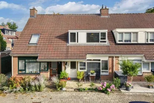 Tussenwoning te koop: Schapenmeent 162, Almere