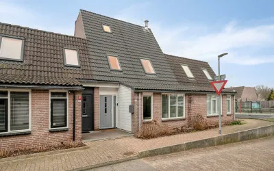 Tussenwoning te koop: Schapenmeent 67, Rietmeent en Dijkmeent Almere