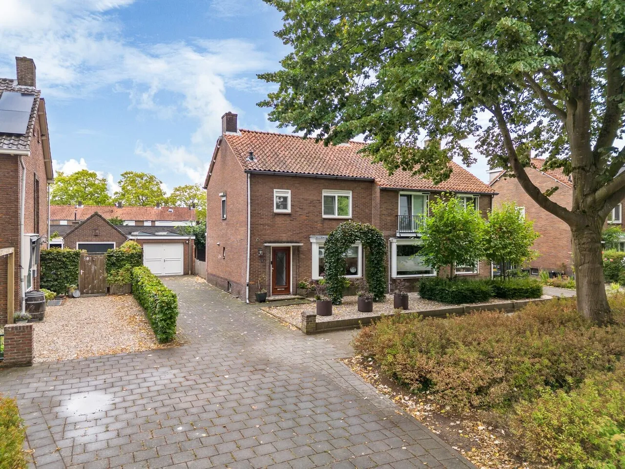 Twee-onder-één-kap te koop: Scheeringlaan 7, Tiel