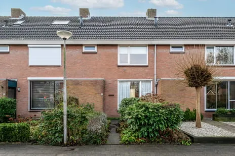 Tussenwoning te koop: Scholekster 16, Sommelsdijk vogelbuurt west Sommelsdijk