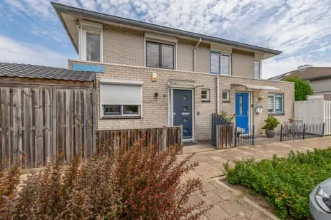 Tussenwoning te koop: Schönbergweg 82, Muziekwijk Z.-West Almere