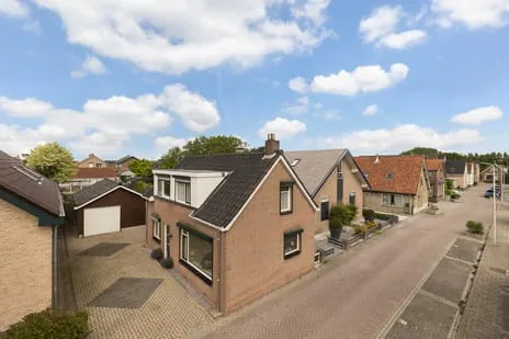 Detached house for sale: Schoolweg 33, Numansdorp Woonkern Numansdorp