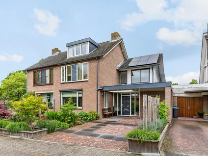 Tussenwoning te koop: Schoresteynstraat 51, Deil Deil