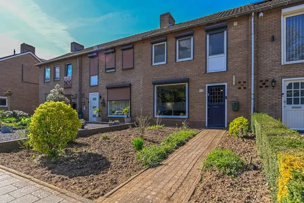 Tussenwoning te koop: Schout Kellenerstraat 107, Tegelarijeveld-Broekhin Roermond