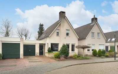 Twee-onder-één-kap te koop: Schubertstraat 8, Plein 2 Schijndel
