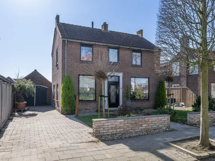 Vrijstaande woning te koop: Secretaris Rooijlaan 9, Dirksland