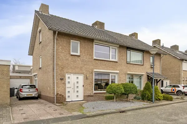 Twee-onder-één-kap te koop: Seringenhof 28, Bloemenoord Waalwijk