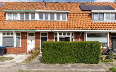 Terraced house for sale: Sexbierumerstraat 28, Vossepark Leeuwarden