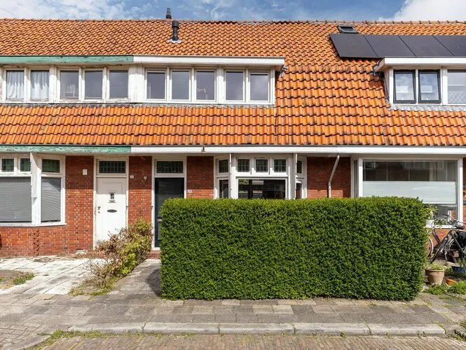Tussenwoning te koop: Sexbierumerstraat 28, Vossepark Leeuwarden