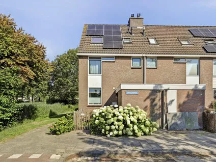 Corner house for sale: Sikkelvoorde 16, Voorden Spijkenisse