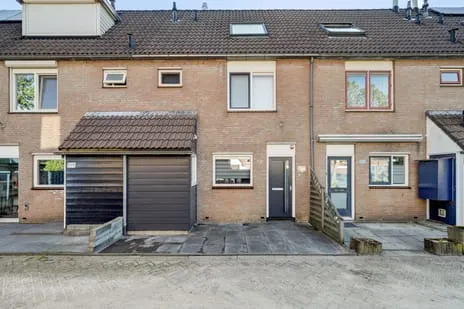 Tussenwoning te koop: Simon Vestdijk-erf 107, Pearl Buck-erf en omgeving Dordrecht