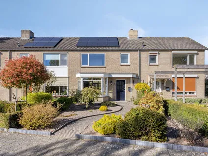 Tussenwoning te koop: Simon van den Berghstraat 33, Geffen