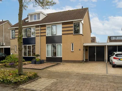Tussenwoning te koop: Simon Vestdijkstraat 42, Raamsdonksveer
