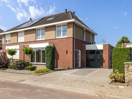Hoekwoning te koop: Sint Gertrudisstraat 2, Maasbracht Maasbracht
