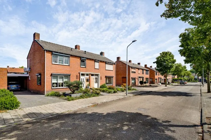 Twee-onder-één-kap te koop: Sint Odastraat 16, Weert