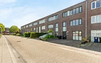 Terraced house for sale: Sisleystraat 28, Tussen de Vaarten Z.- Zuidwest Almere