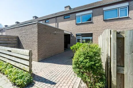 Tussenwoning te koop: Slechtvalk 73, Emmen