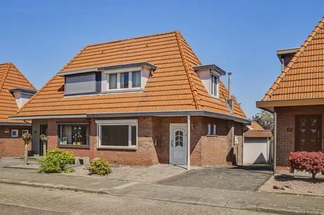 Twee-onder-één-kap te koop: Sloterstraat 31, Lauradorp Landgraaf