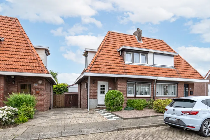 Twee-onder-één-kap te koop: Sloterstraat 37, Lauradorp Landgraaf