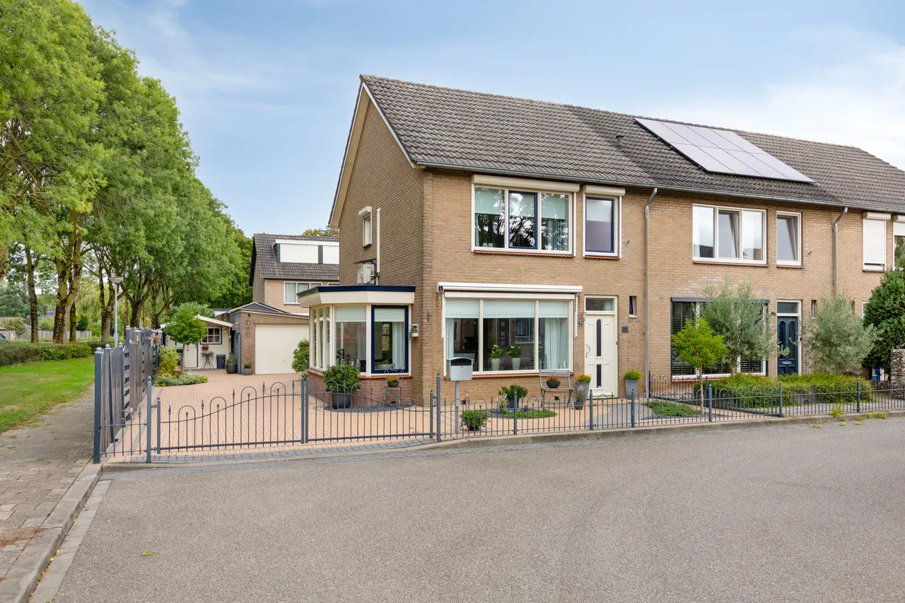 Hoekwoning te koop: Smetanastraat 12, Zevenaar