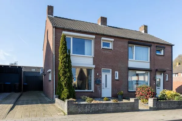 Twee-onder-één-kap te koop: Smirnofflaan 4, Hoogerheide Hoogerheide