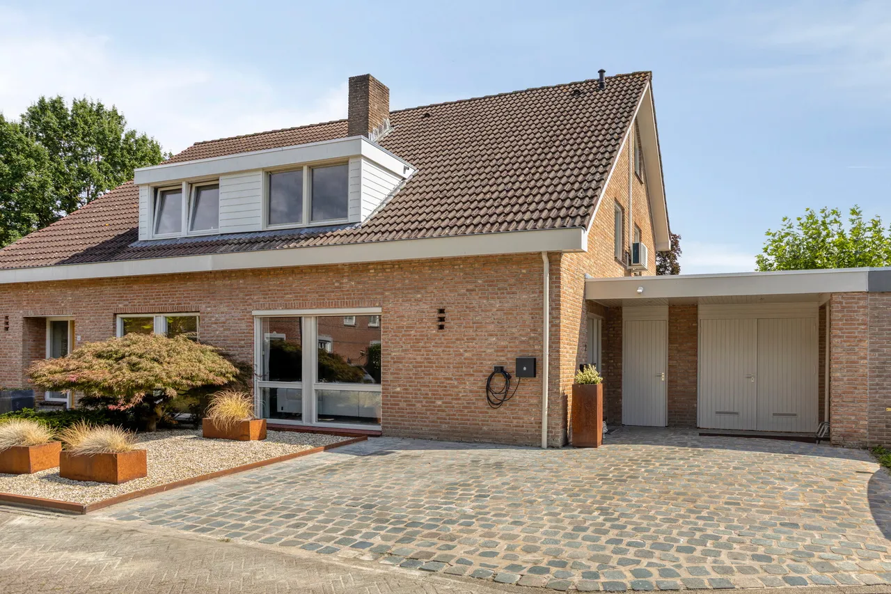 Twee-onder-één-kap te koop: Snijderwei 2, Valkenswaard