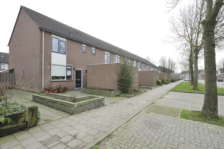 Tussenwoning te huur: Spaakstraat 42, Methen Zevenaar