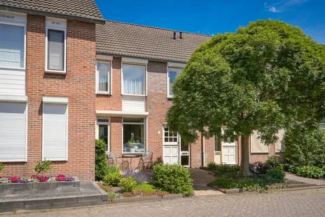 Tussenwoning te koop: Spieringen 51, Aalburg Wijk En Aalburg