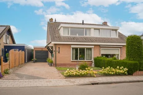 Twee-onder-één-kap te koop: Spiraeastraat 30, Eck En Wiel