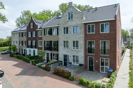 Tussenwoning te koop: Spoorbaan 155, Kanaalzicht Hellevoetsluis