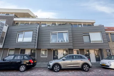 Tussenwoning te koop: Spoorkade 28, Stationsplein Kampen