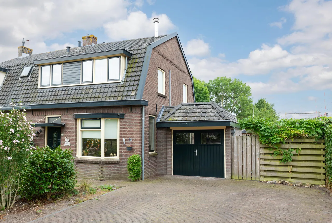Twee-onder-één-kap te koop: Spoorstraat 15, Wijhe