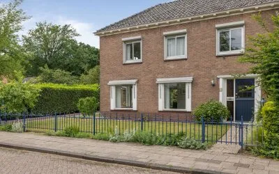 Twee-onder-één-kap te koop: Spoorstraat 3, Emmen-Centrum Emmen