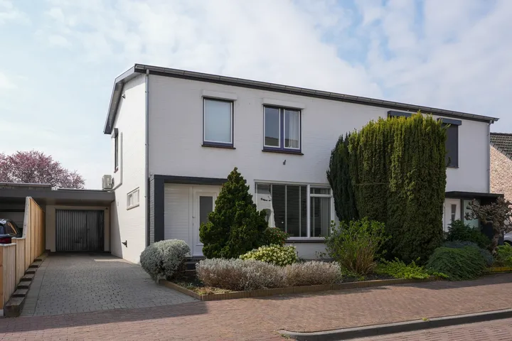 Tussenwoning te koop: Spoorstraat 63, Geleen