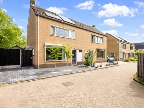 Twee-onder-één-kap te koop: Spoorwaterstraat 22, Linie Hulst