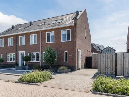 Corner house for sale: Sportlaan 64, Almkerk west Almkerk