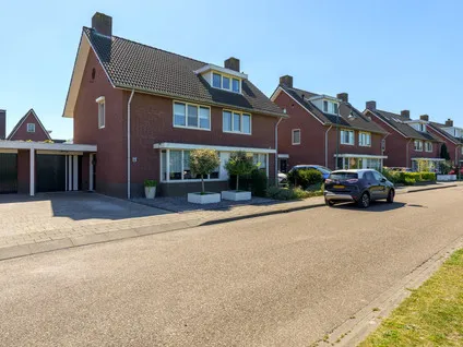 Tussenwoning te koop: Sprengenbergweide 16, Helmond