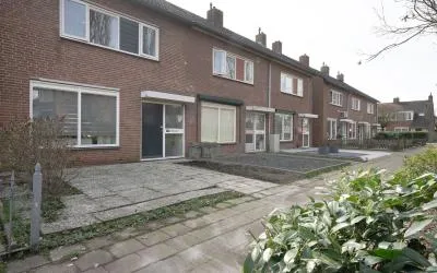 Tussenwoning te koop: Spuilaan 159, Spui Oudenbosch