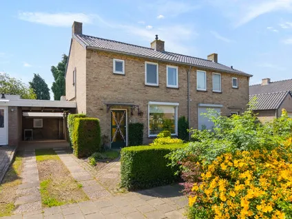 Twee-onder-één-kap te koop: St. Adelbertstraat 4, Mook Mook