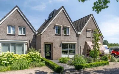 Tussenwoning te koop: St Annastraat 10, Oud Zevenaar Zevenaar
