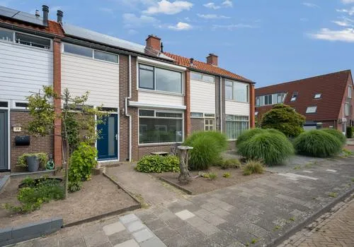 Tussenwoning te koop: Stadhouderslaan 26, Veningerland Assen