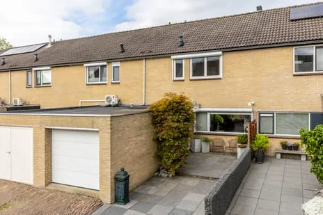 Tussenwoning te koop: Staringhof 11, Dichters- en Schrijversbuurt Hellevoetsluis