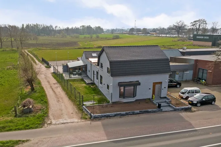 Twee-onder-één-kap te koop: STATIONSSTRAAT 135, Verspreide huizen Hegelsom Hegelsom