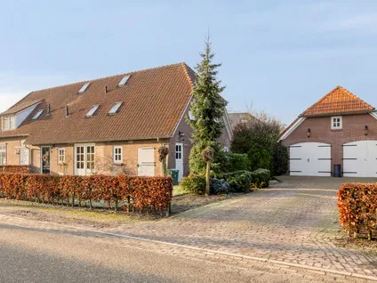 Twee-onder-één-kap te koop: Stationsstraat 27A, De Weem Valburg