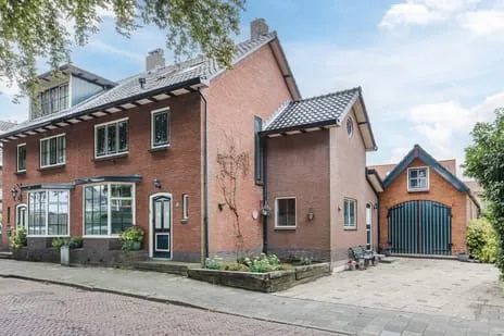 Twee-onder-één-kap te koop: Stationsstraat 6, Dorpscentrumcentrum Uithoorn