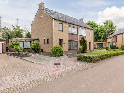 Twee-onder-één-kap te koop: Steenakkerstraat 11, Brachterbeek Maasbracht