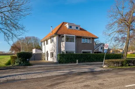 Hoekwoning te koop: Steenbergseweg 106, Dinteloord Dinteloord