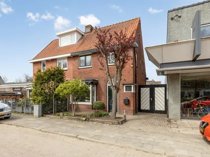 Twee-onder-één-kap te koop: Steenbergseweg 94, Dinteloord