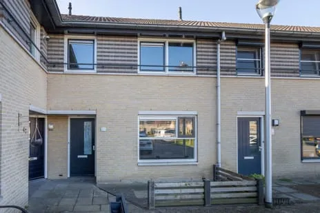 Tussenwoning te koop: Stephanusplein 51, West Helmond